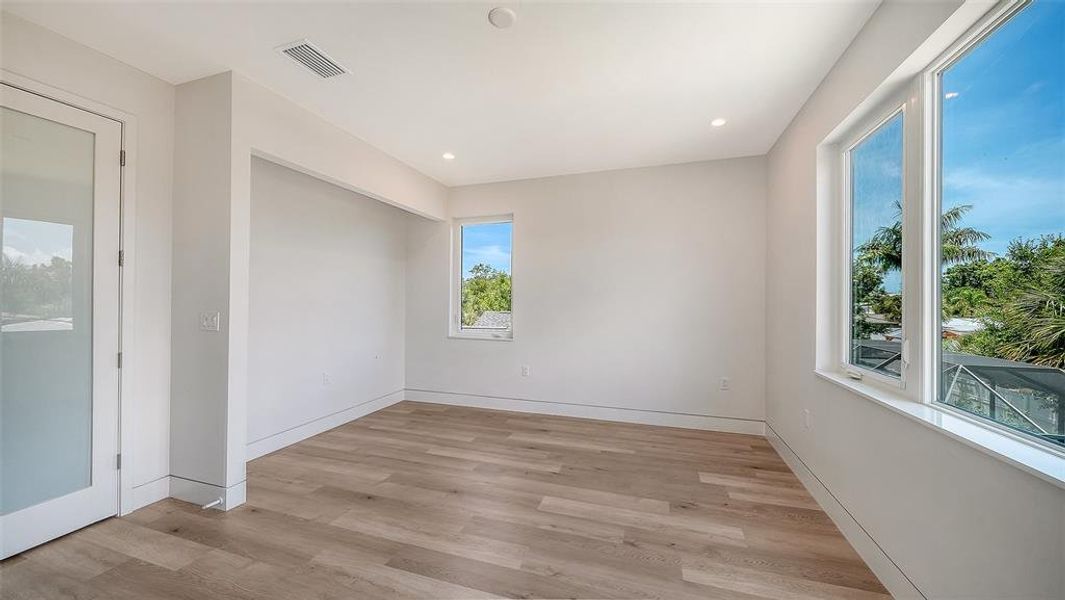 Spacious, unfurnished interior of a new home in , Sarasota (Image 53).