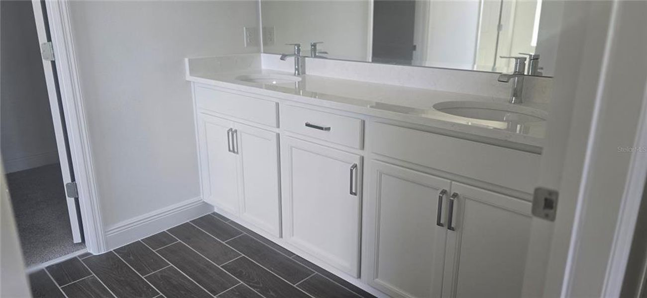 Furnished interior view inside a new home in Ridgeview, Clermont (Image 5).