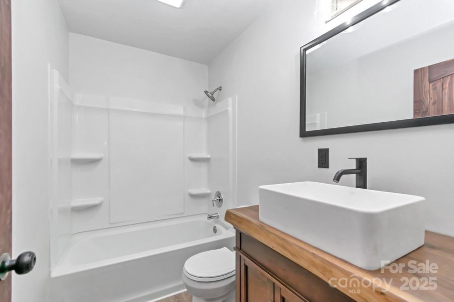 Upper Level Full Bath