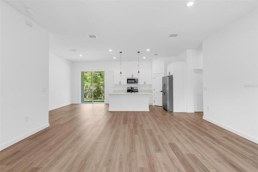 Spacious, unfurnished interior of a new home in , Dunnellon (Image 25).