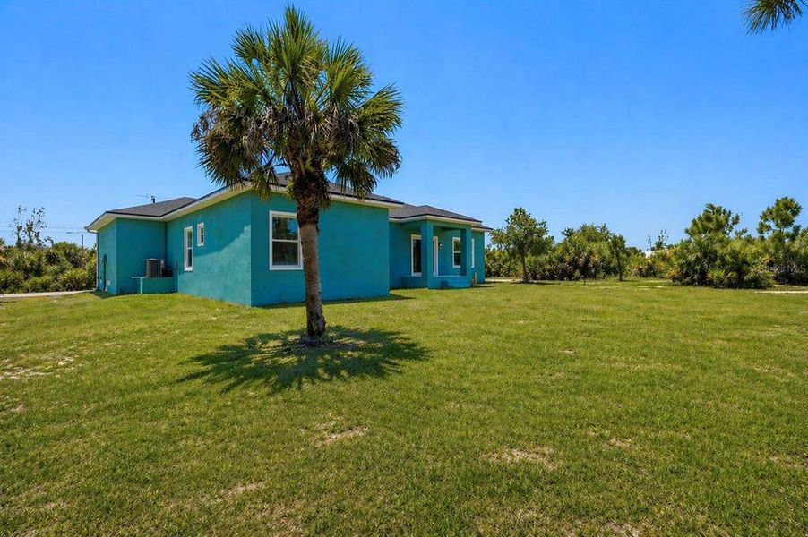 Exterior details and patio area of a home in , Port Charlotte (Image 25).