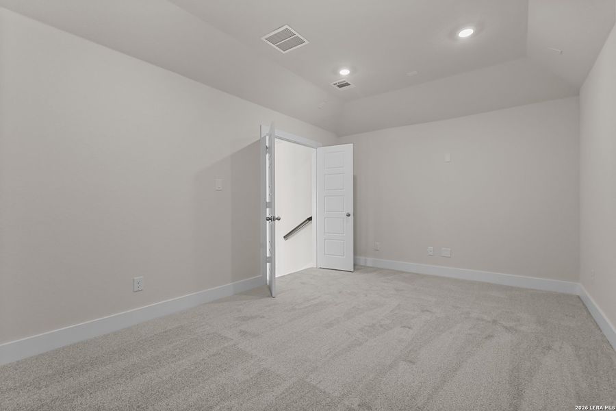 Spacious, unfurnished interior of a new home in Nopal Valley, San Antonio (Image 29).