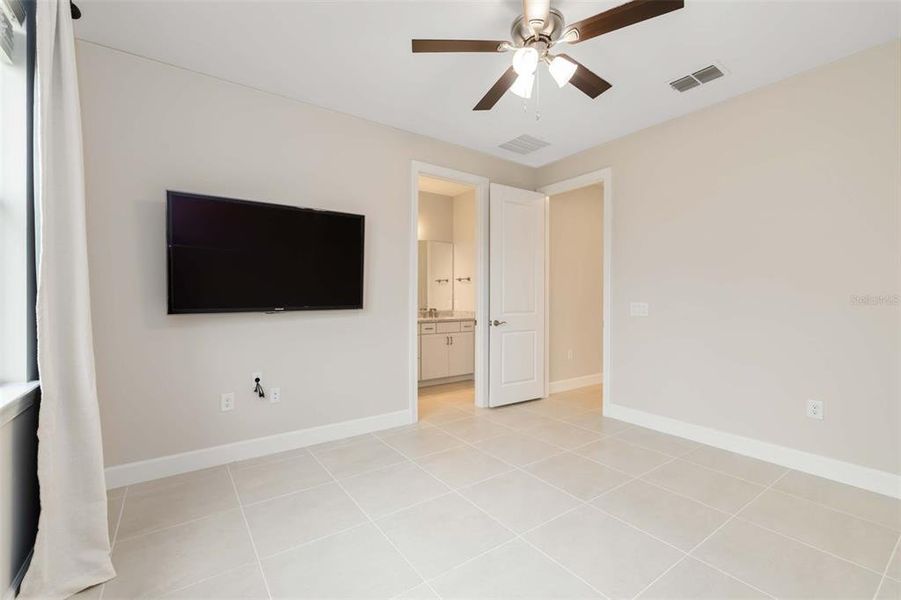 Spacious, unfurnished interior of a new home in , Bradenton (Image 33).