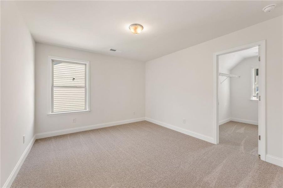 Spacious, unfurnished interior of a new home in Hellen Valley, Braselton (Image 20).