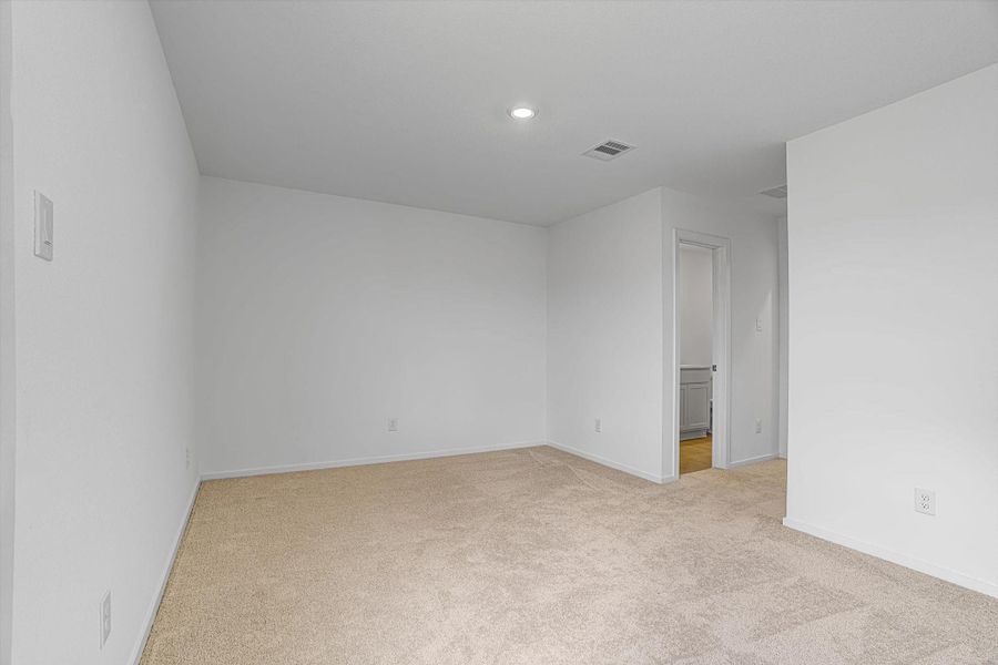 Spacious, unfurnished interior of a new home in Santa Fe Village, Cleveland (Image 28).