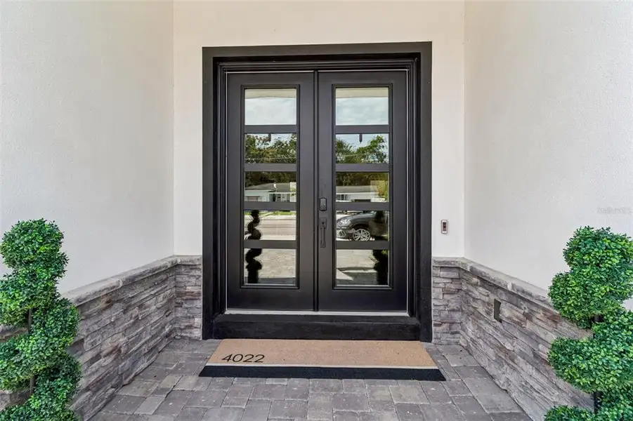 Exterior details and patio area of a home in , Tampa (Image 25).