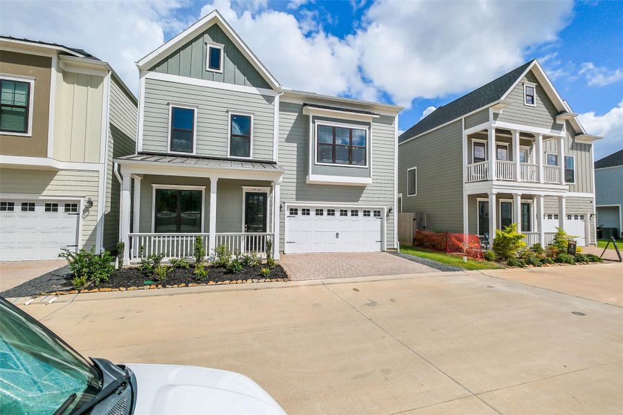 Exterior details and patio area of a home in Timbergrove Trails, Houston (Image 21).