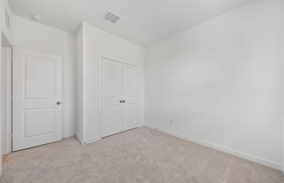 Spacious, unfurnished interior of a new home in Sunfield, Buda (Image 13).