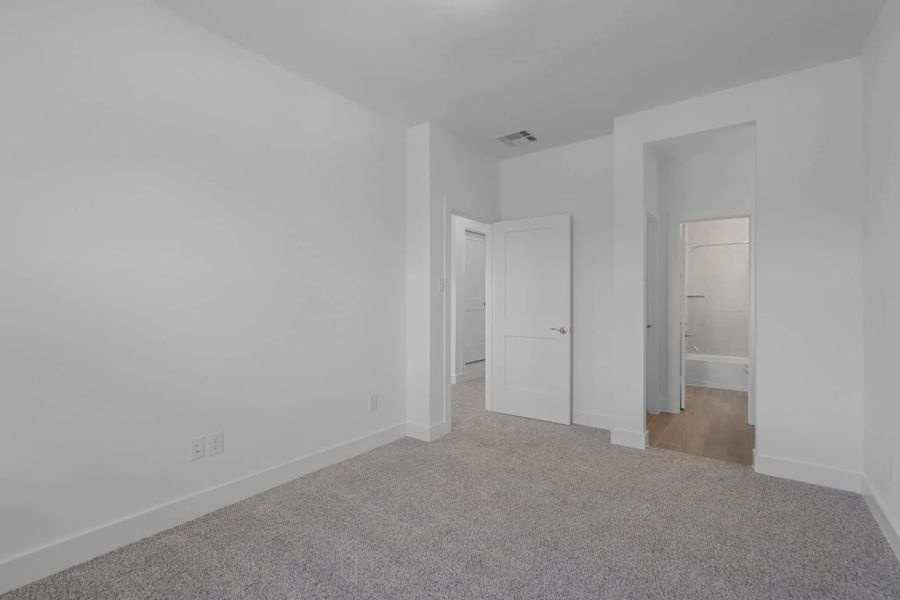 Representative unfurnished interior of a home built from the St Andrews by Chesmar Homes in Riceland Alley Loads, Mont Belvieu (Image 52).