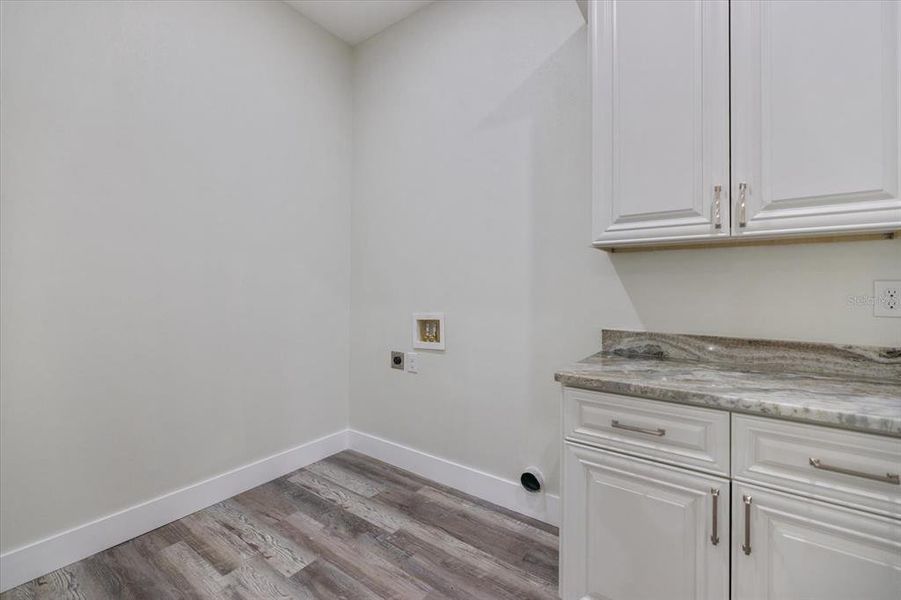 Spacious, unfurnished interior of a new home in , Sarasota (Image 24).