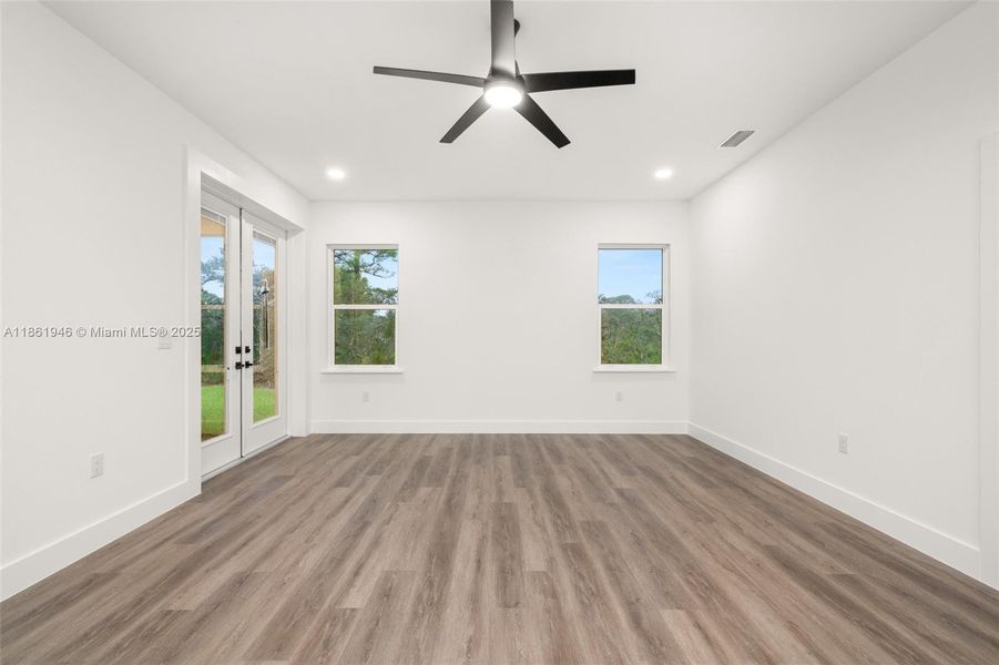 Spacious, unfurnished interior of a new home in , Sebring (Image 20).