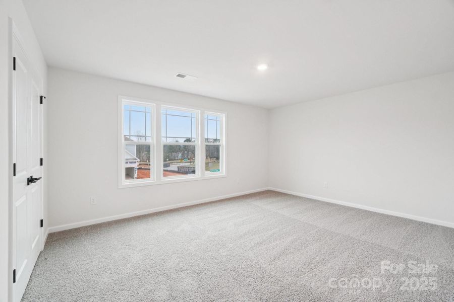 Spacious, unfurnished interior of a new home in Sylvan Creek, Denver (Image 12).