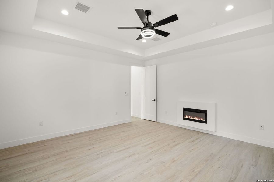 Spacious, unfurnished interior of a new home in , El Paso (Image 22).