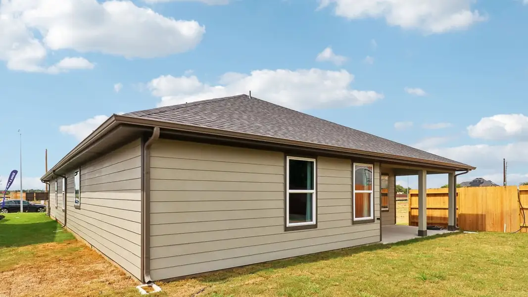 Exterior details and patio area of a home in Evergreen, Rosenberg (Image 2).