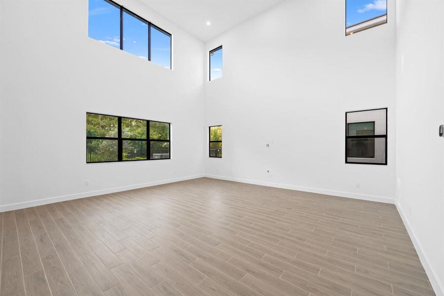 Spacious, unfurnished interior of a new home in Sienna, Pembroke Pines (Image 19).