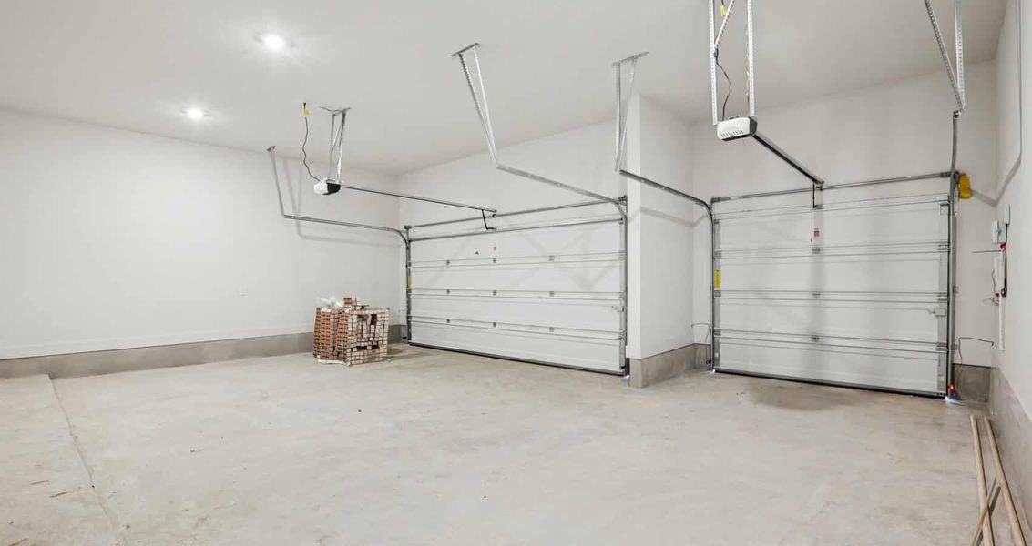 Spacious, unfurnished interior of a new home in Sunfield, Buda (Image 22).