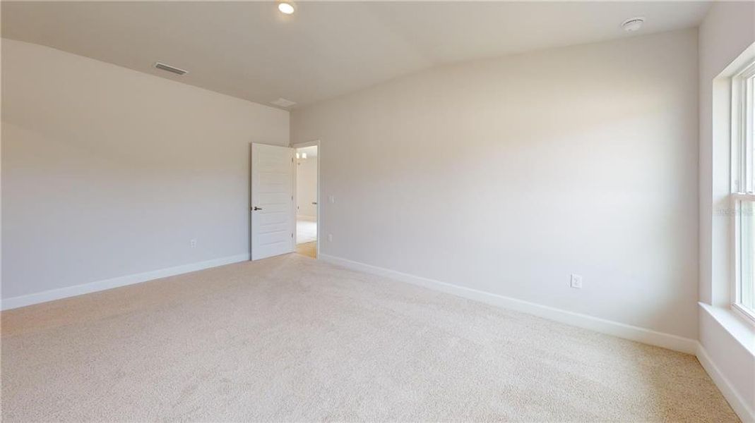 Spacious, unfurnished interior of a new home in Rolling Hills, Bell (Image 9).