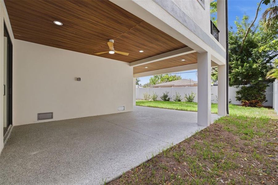 Exterior details and patio area of a home in , St. Petersburg (Image 28).