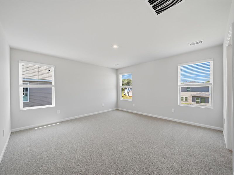 Spacious, unfurnished interior of a new home in Pleasant Brook, Greenville (Image 16).