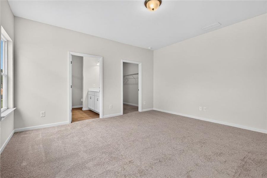Spacious, unfurnished interior of a new home in Southbend, Rome (Image 12).