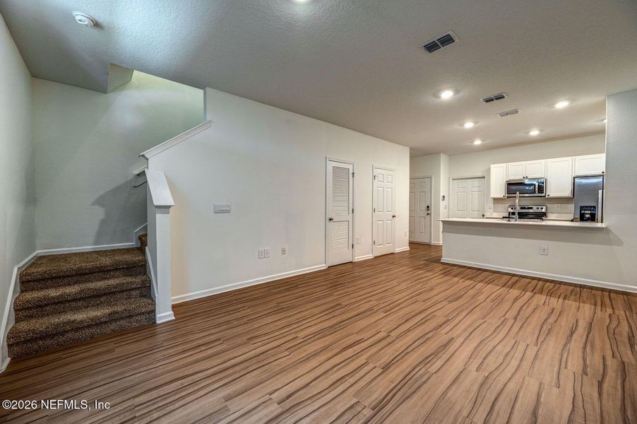 Spacious, unfurnished interior of a new home in , Middleburg (Image 10).