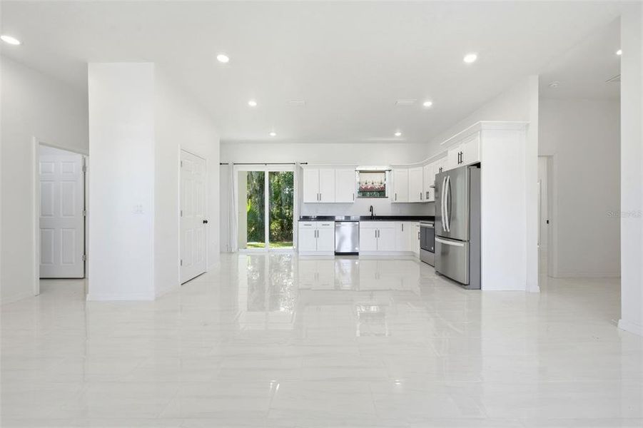 Spacious, unfurnished interior of a new home in , Eustis (Image 24).