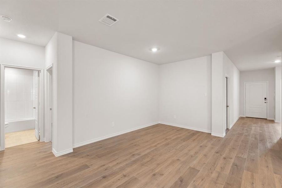 Spacious, unfurnished interior of a new home in Williamsburg, Fate (Image 29).