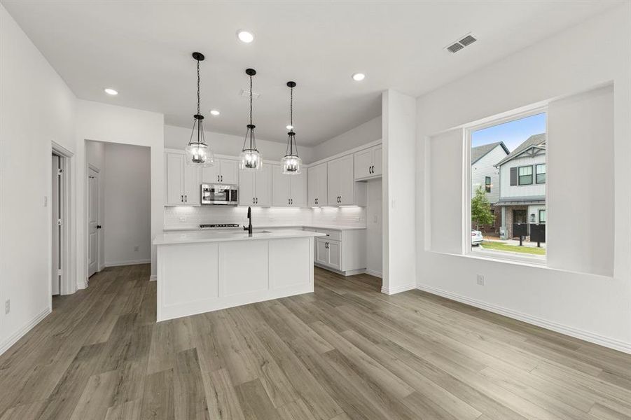 13. 13. 901 Janwood - Dining