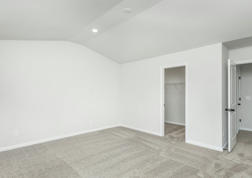 The master bedroom has an en-suite bathroom and walk-in closet