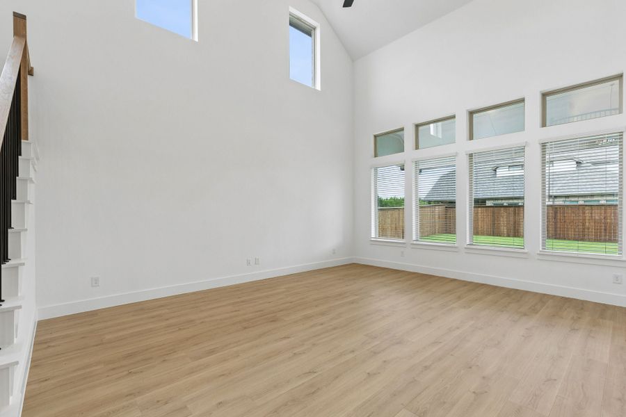 Spacious, unfurnished interior of a new home in Dove Hollow, Waxahachie (Image 21).
