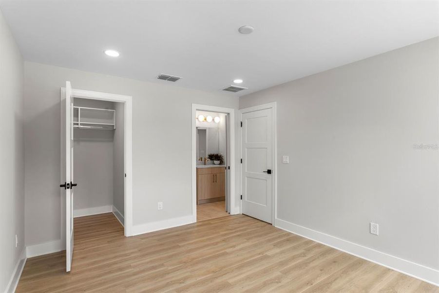 Spacious, unfurnished interior of a new home in , Tampa (Image 23).