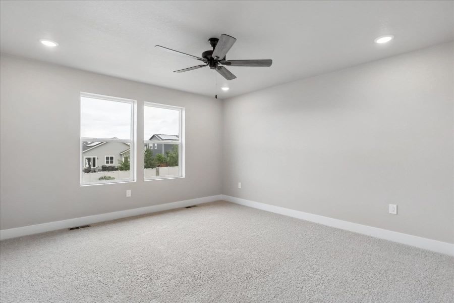 Spacious, unfurnished interior of a new home in Aspen Meadows-4, Colorado Springs (Image 39).