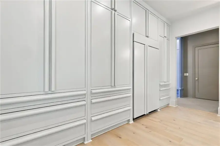 Spacious, unfurnished interior of a new home in , Sandy Springs (Image 25).