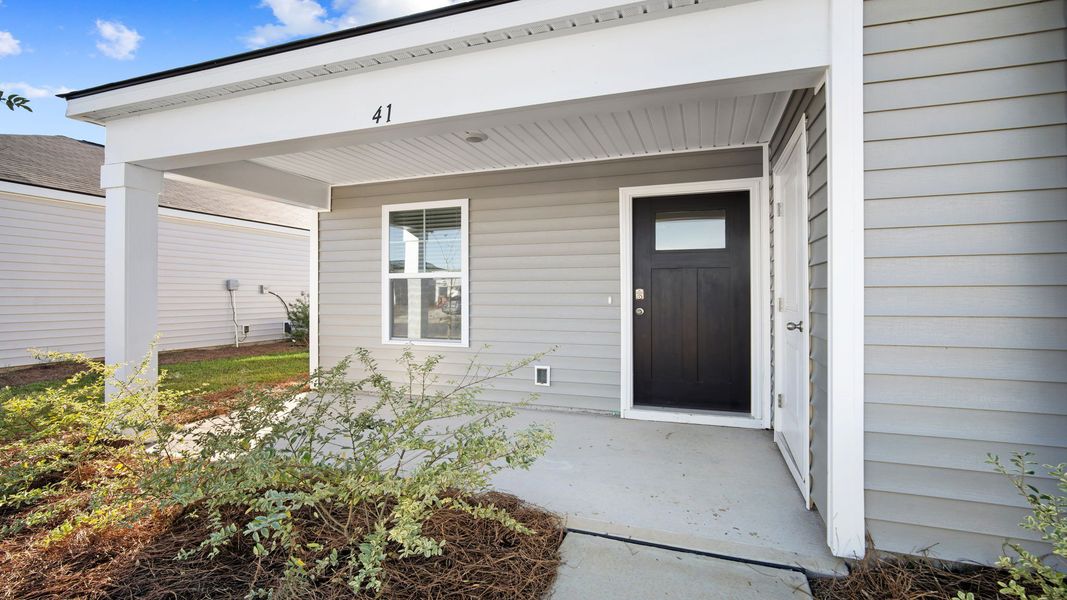 Exterior details and patio area of a home in Rice Hope, Port Wentworth (Image 2).