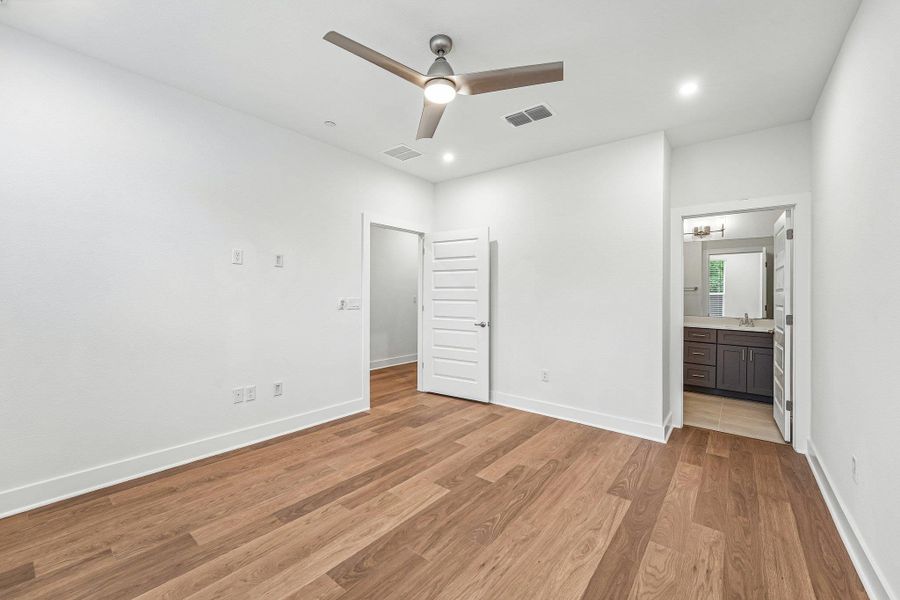 The ground-level bedroom caneasily be transformed into aprivate office or studio space. The ground-level bedroom caneasily be transformed into aprivate office or studio space.