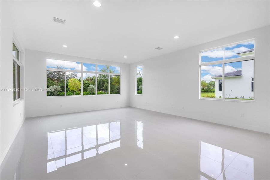Spacious, unfurnished interior of a new home in , Davie (Image 18).