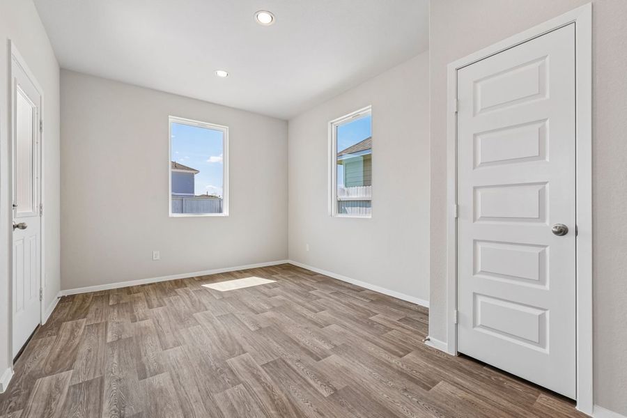 Spacious, unfurnished interior of a new home in Harvest Ridge, Elgin (Image 16).