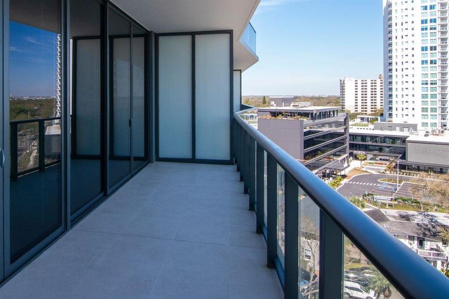 Condo located in Tampa, FL showcasing its design and architecture (Image 41).