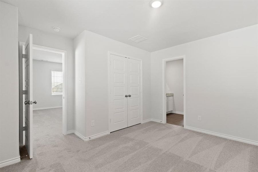 Spacious, unfurnished interior of a new home in Retreat at Fossil Creek, Fort Worth (Image 14).