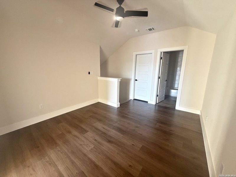 Spacious, unfurnished interior of a new home in , La Vernia (Image 23).