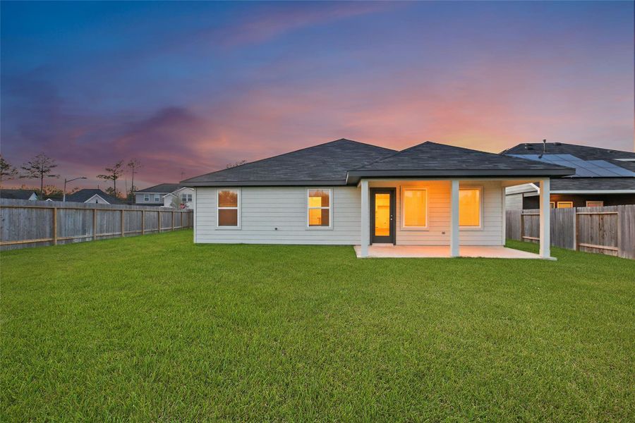 Exterior details and patio area of a home in Silverthorne, Conroe (Image 25).