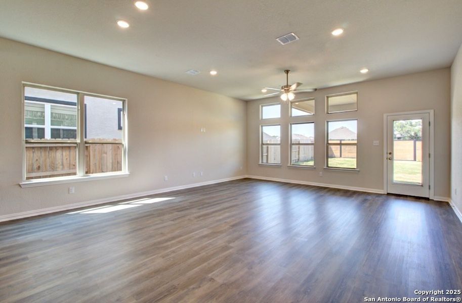 Spacious, unfurnished interior of a new home in Stream Waters, Seguin (Image 16).