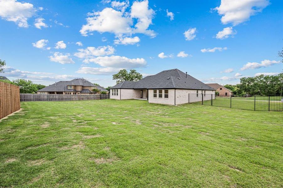 Exterior details and patio area of a home in Highland Oaks, Boyd (Image 31).