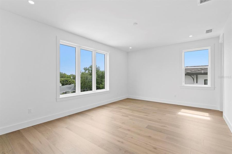 Spacious, unfurnished interior of a new home in , Tampa (Image 27).