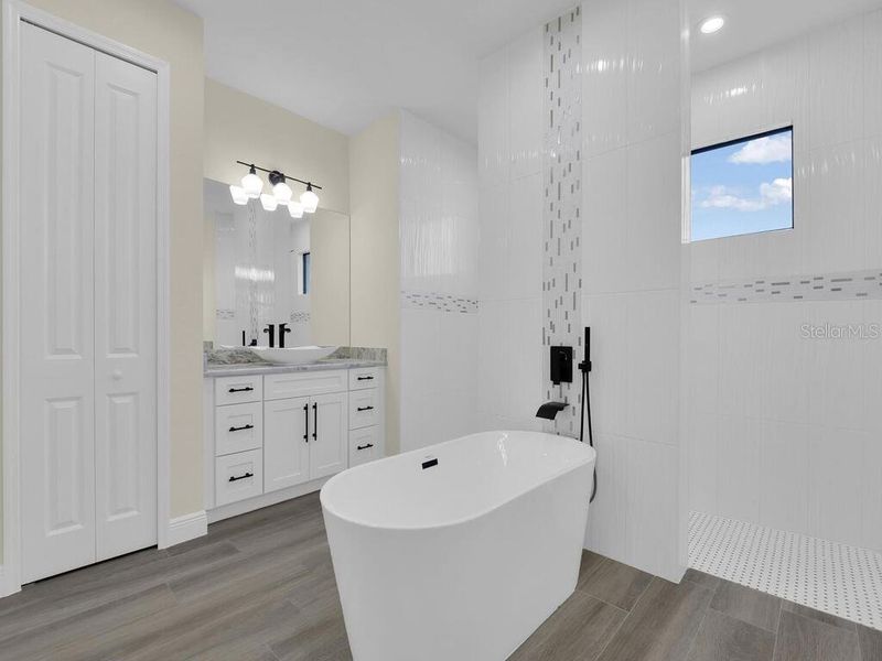 Furnished interior view inside a new home in , Cape Coral (Image 9).