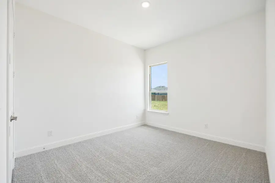 Spacious, unfurnished interior of a new home in Sheppard's Place, Waxahachie (Image 28).