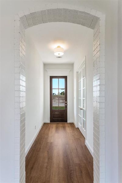 Spacious, unfurnished interior of a new home in Settler’s Glen, New Fairview (Image 11).