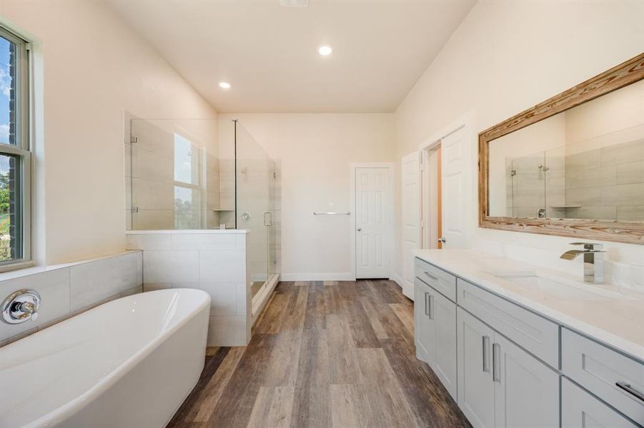 Furnished interior view inside a new home in , Corsicana (Image 11).