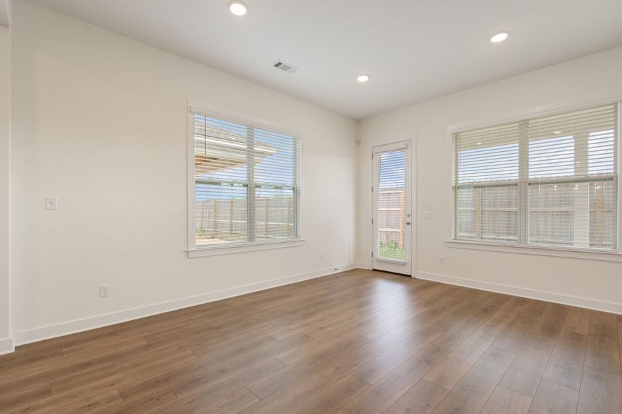 Spacious, unfurnished interior of a new home in Myers Park, Arlington (Image 23).