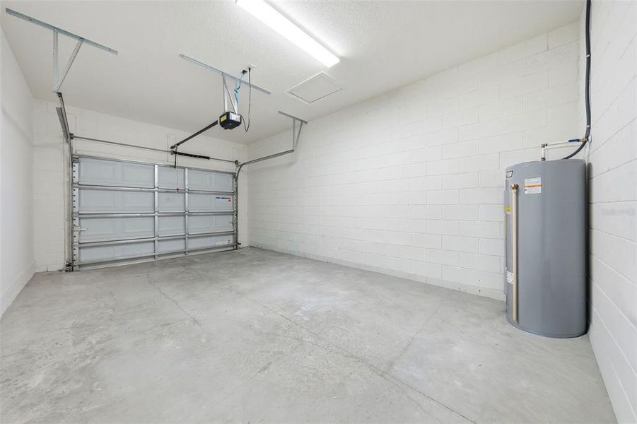 Spacious, unfurnished interior of a new home in , Eustis (Image 23).